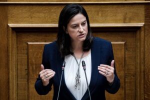 Τι είπε η κ. Κεραμέως για προβλήματα στη στέγαση αναπληρωτών, αύξηση μισθών,  voucher σε νεοπροσληφθέντες