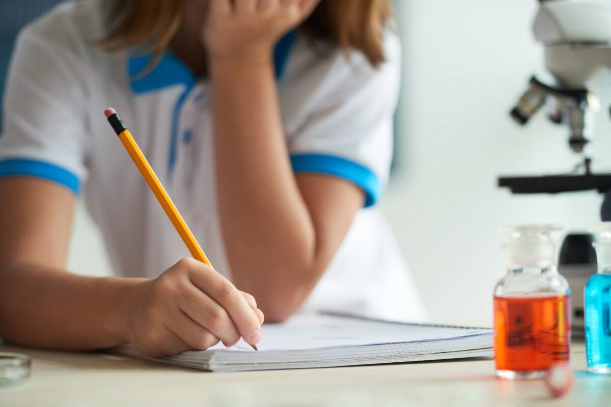 Πανελλήνιες 2021: Δείτε ΕΔΩ τα θέματα και τις απαντήσεις σε Ιστορία, Φυσική, Οικονομία