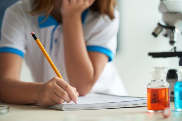 Πανελλήνιες 2021: Δείτε ΕΔΩ τα θέματα και τις απαντήσεις σε Ιστορία, Φυσική, Οικονομία