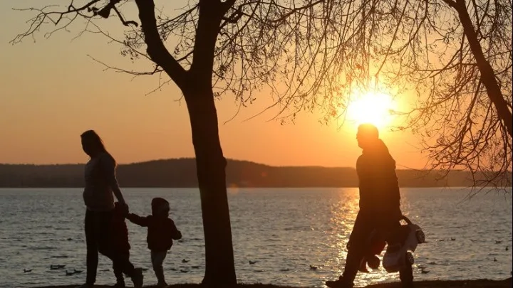 Οι προειδοποιήσεις των ειδικών για το δημογραφικό – Πού πραγματικά οφείλεται