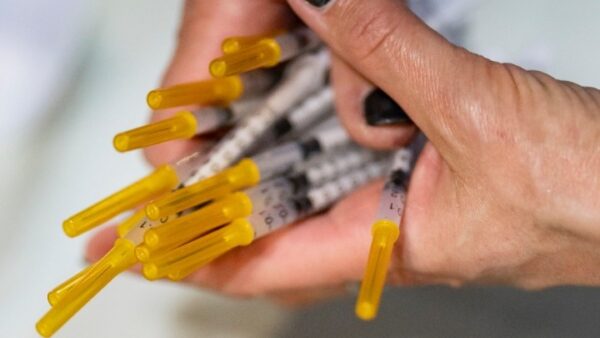 «Φρένο» της ΕΕ για τα εμβόλια AstraZeneca