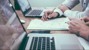 Έρχονται ανατροπές: Τι αλλάζει για συντάξεις, μισθούς, μερίσματα