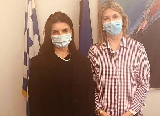 Η Ζέττα Μακρή με την Πρόεδρο της  Ελληνικής Εταιρείας Εφηβικής Ιατρικής