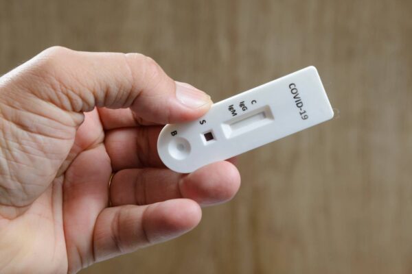 Άνοιγμα σχολείων: Ξεκινά η διάθεση των self test για τους μαθητές