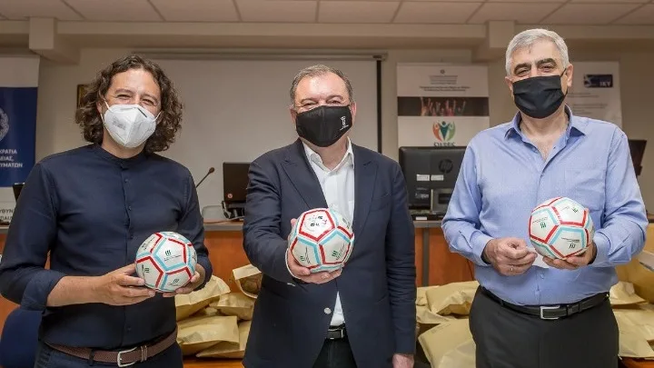 ΠΕΔ-ΚΜ: Ειδικές μπάλες ποδοσφαίρου σε σχολεία για τυφλά παιδιά