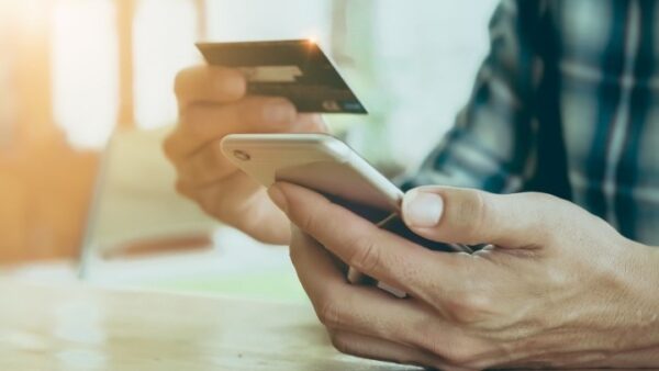 Πόσο μπήκαν στη ζωή μας οι ανέπαφες συναλλαγές με κάρτα