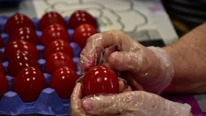 Κόκκινα αυγά: Τι σημαίνει το τσούγκρισμα – Η παράδοση