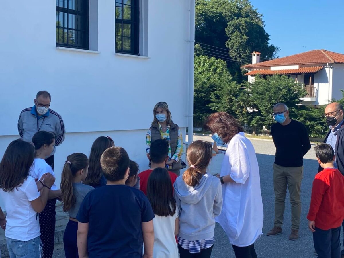 Άνοιγμα σχολείων: Με λουλούδια  υποδέχτηκαν την Υφυπουργό Παιδείας οι μαθητές του Βόλου