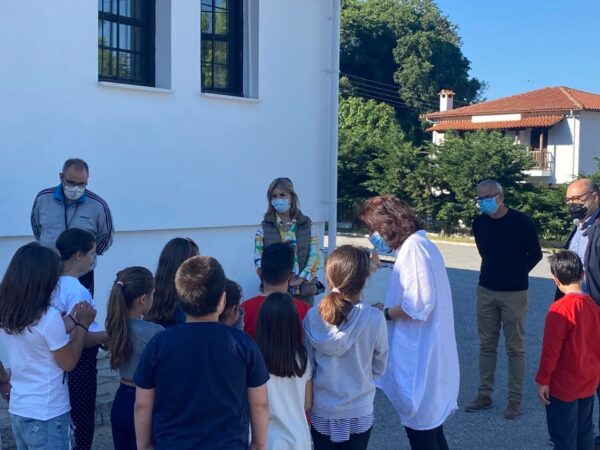 Άνοιγμα σχολείων: Με λουλούδια  υποδέχτηκαν την Υφυπουργό Παιδείας οι μαθητές του Βόλου