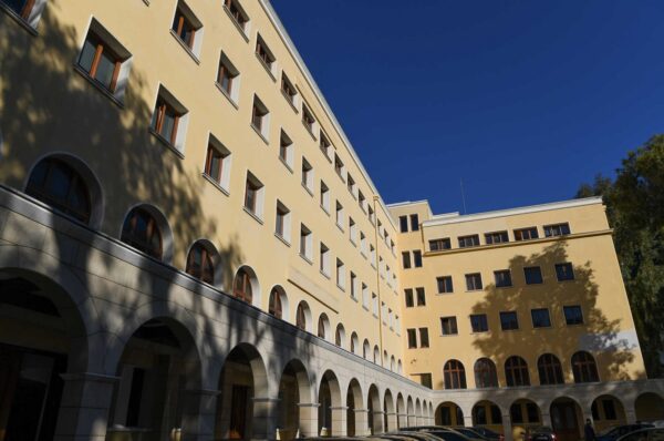 Επίθεση με βιτριόλι στη Μονή Πετράκη – Δικηγόρος του δράστη: «Δεν έχει σώας τας φρένας»