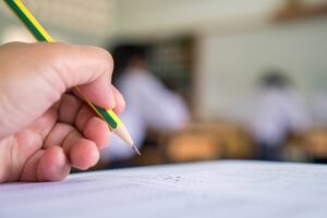 Πανελλήνιες 2022: Αναβάλλεται η ψήφιση του νομοσχεδίου για μηχανογραφικό και voucher 200 ευρώ