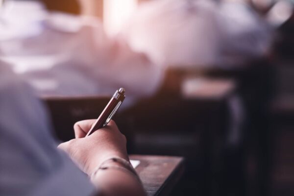 Πανελλήνιες 2022: ΝΕΕΣ πιέσεις από το Υπουργείο Παιδείας για την εξεταστέα ύλη – Το έγγραφο