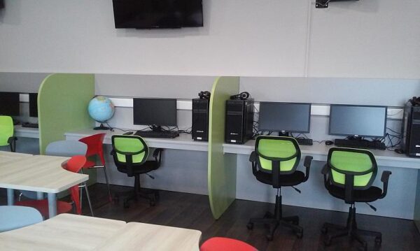 Πέλλα: Μητέρα συμβάλλει στην αναβάθμιση σχολείων στα Γιαννιτσά στη μνήμη του γιου της