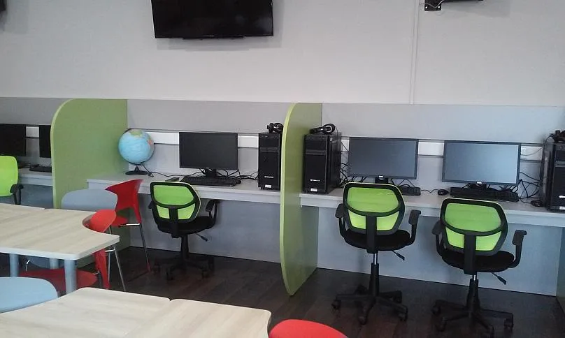 Πέλλα: Μητέρα συμβάλλει στην αναβάθμιση σχολείων στα Γιαννιτσά στη μνήμη του γιου της