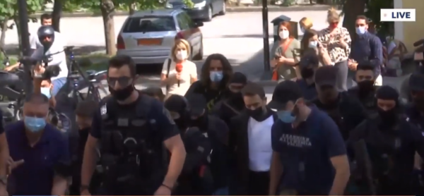 Έγκλημα Γλυκά Νερά: Με αλεξίσφαιρο γιλέκο ο πιλότος στην Ευελπίδων