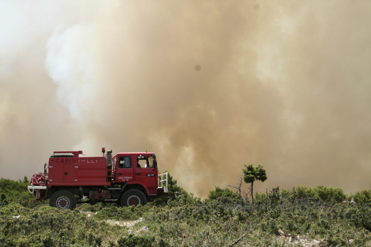 Φωτιά στην Βαρυμπόμπη: Εκκενώθηκε κατασκήνωση – Ανοιγοκλείνει η εθνική οδός