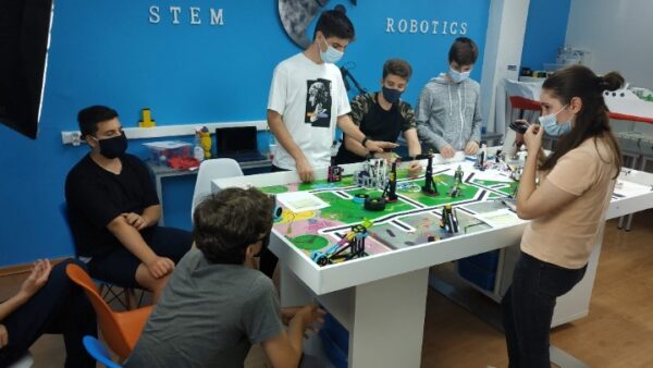 Γυμναστική ή παιχνίδι στις στάσεις των ΜΜΜ από μαθητές