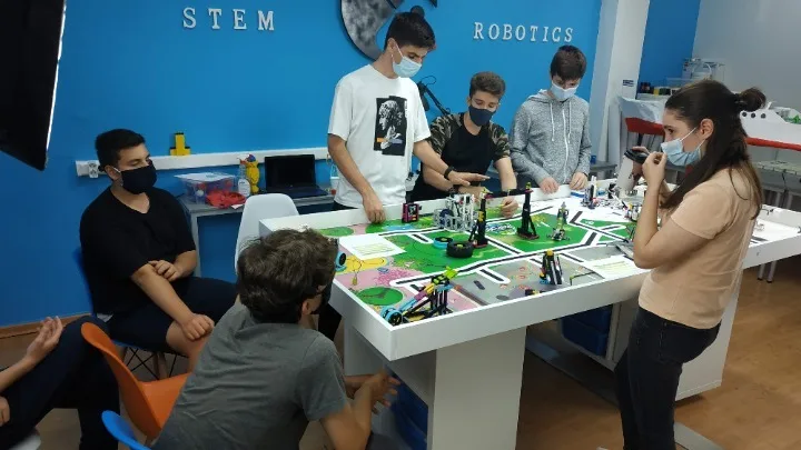 Γυμναστική ή παιχνίδι στις στάσεις των ΜΜΜ από μαθητές