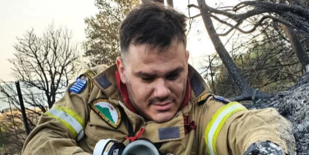 Φωτιά στην Αχαΐα: Η συγκλονιστική φωτογραφία πυροσβέστη που έγινε viral
