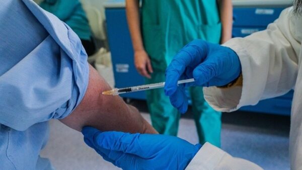 Κορονοϊός – εμβόλιο: Αλλάζουν τα δεδομένα για την τρίτη δόση;