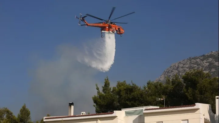 Φωτιά στην Αττική: Μάχη με τις αναζωπυρώσεις – Επικίνδυνη ακόμα η κατάσταση