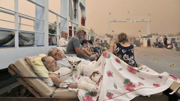 Φωτιά στην Εύβοια – Συγκίνηση: Φωτογραφία ηλικιωμένων πυρόπληκτων πάνω στο ferry boat