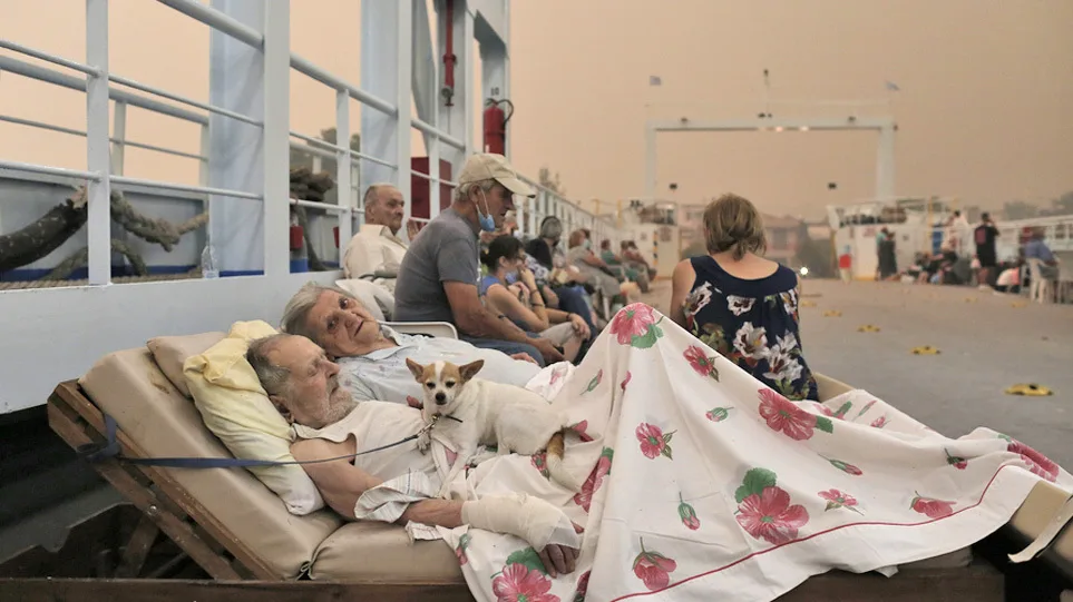 Φωτιά στην Εύβοια – Συγκίνηση: Φωτογραφία ηλικιωμένων πυρόπληκτων πάνω στο ferry boat
