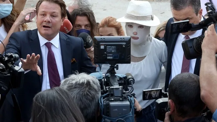 Επίθεση με βιτριόλι:  Στο δικαστήριο και η Έφη – Αντιμέτωπες ξανά οι δυο γυναίκες