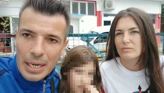 Σάλος με βίντεο αρνητών: Απαιτούσαν να μπει η κόρη τους στο σχολείο χωρίς τεστ