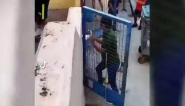 Mαθητές έκαναν κατάληψη σε Γυμνάσιο στο Γαλάτσι και την έσπασε ο δήμαρχος