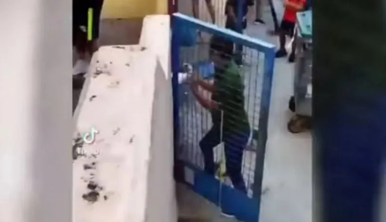 Mαθητές έκαναν κατάληψη σε Γυμνάσιο στο Γαλάτσι και την έσπασε ο δήμαρχος