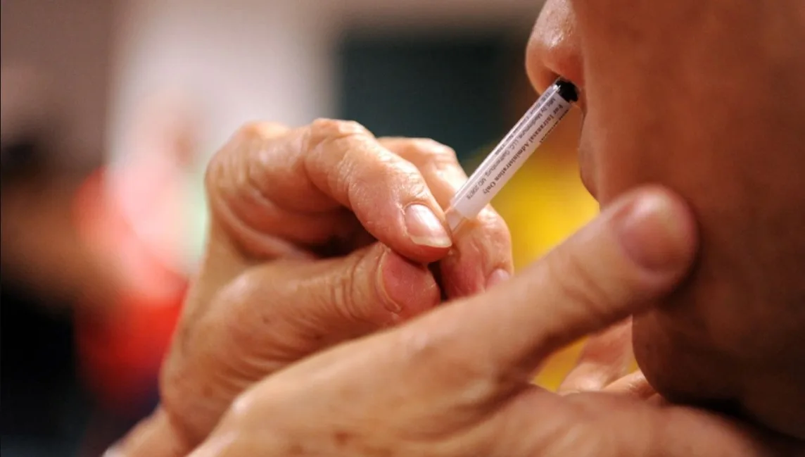 Ρινικό εμβόλιο: Πώς προστατεύει στη μύτη από τον κορονοϊό