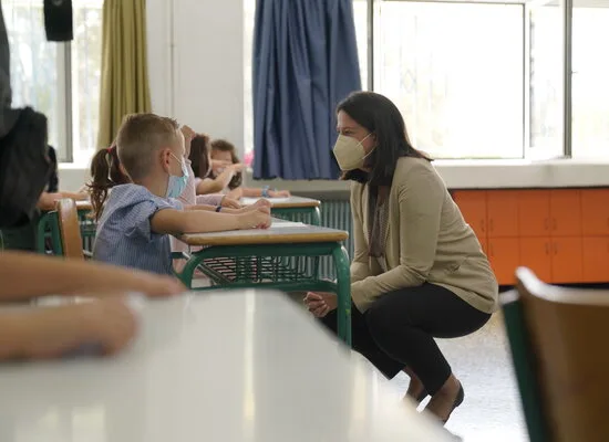 Σχολεία – Κεραμέως: Το πιο αποτελεσματικό μέτρο πρόληψης είναι το εμβόλιο