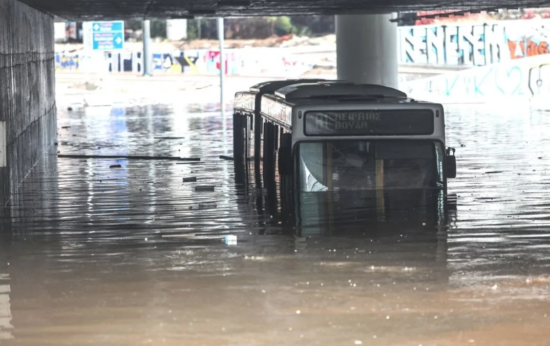 Κακοκαιρία Μπάλλος: Απίστευτο! Λεωφορείο βυθίστηκε στα νερά στη Λεωφόρο Ποσειδώνος