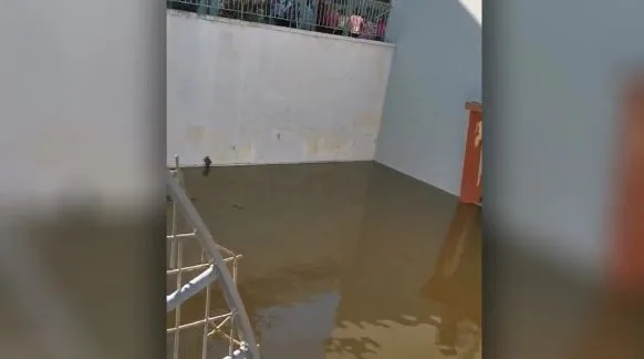 Πρωτοφανείς εικόνες σε σχολείο – Γέμισε λύματα