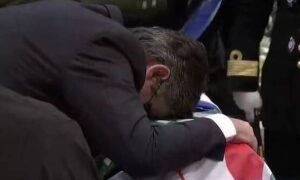 Φώφη Γεννηματά – Κηδεία: Συγκλόνισε ο σύζυγος της – Αγκάλιασε το φέρετρο