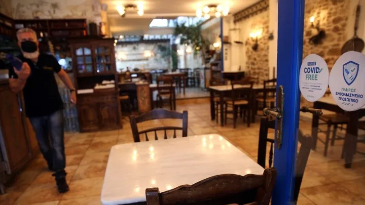 Οι αλλαγές για τους εμβολιασμένους και τις «κόκκινες» περιοχές