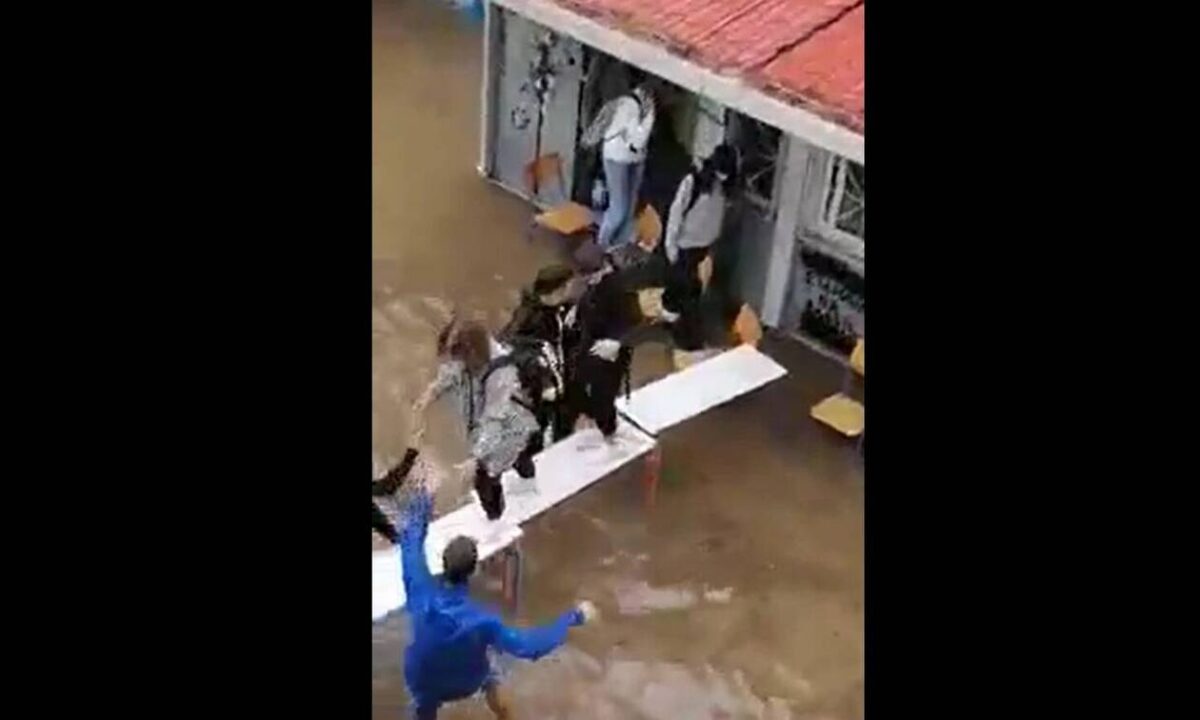 Κακοκαιρία Μπάλλος: Μαθητές έφτιαξαν γέφυρα με θρανία για να βγουν από το σχολείο τους