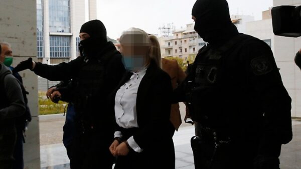 Επίθεση με βιτριόλι: Η ώρα της απόφασης για την Έφη – Έφτασε η Ιωάννα στο δικαστήριο