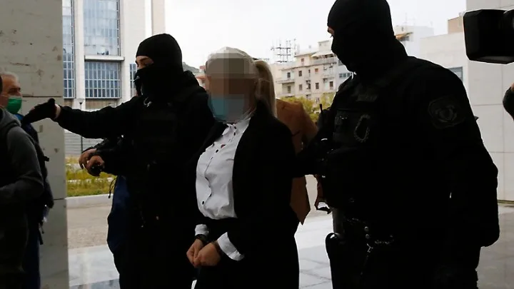 Επίθεση με βιτριόλι: Η ώρα της απόφασης για την Έφη – Έφτασε η Ιωάννα στο δικαστήριο