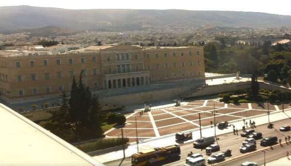 Απίστευτο! Φορτηγάκι με φιάλες υγραερίου στο Μνημείο του Άγνωστου Στρατιώτη