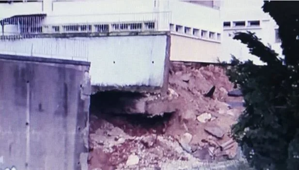 Κακοκαιρία – Άρτα: Τρομακτικές εικόνες! Στον… αέρα πτέρυγα δημοτικού σχολείου