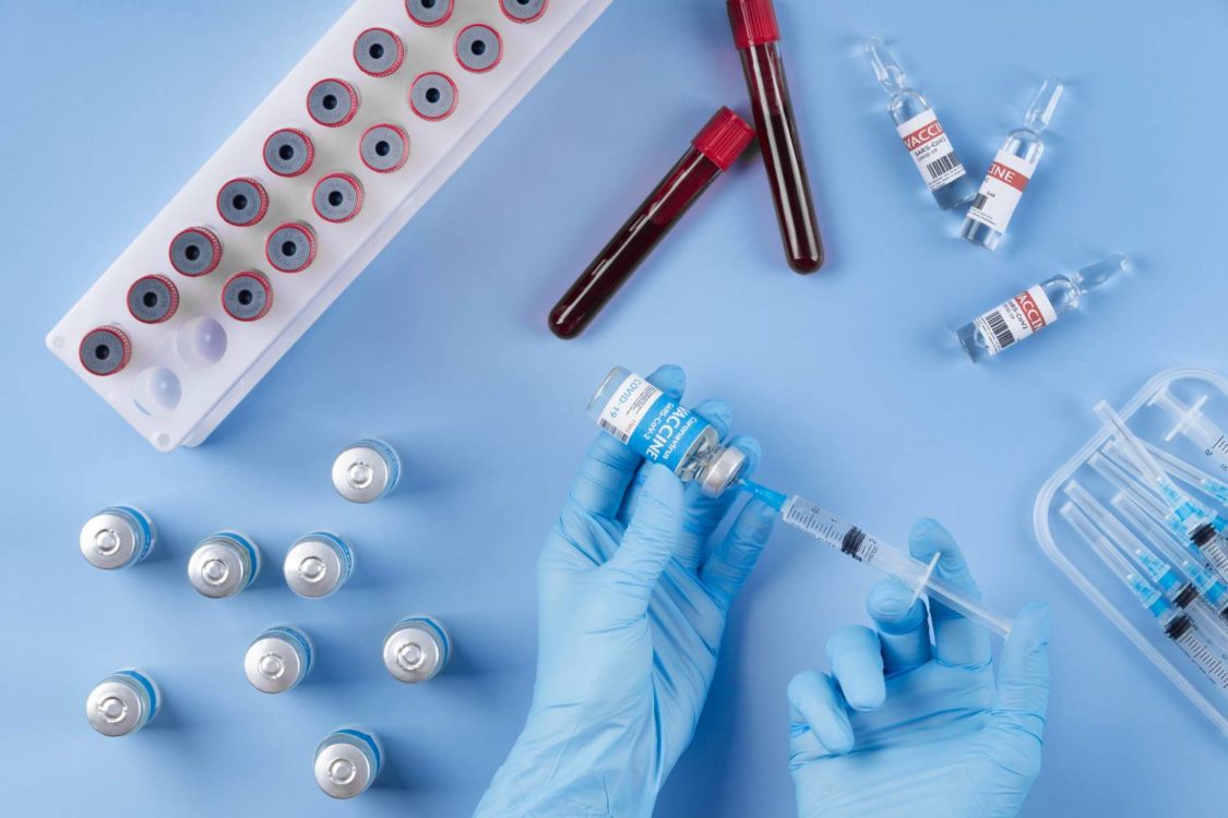 Η AstraZeneca σχεδιάζει εμβόλιο για τη μετάλλαξη Ομικρον