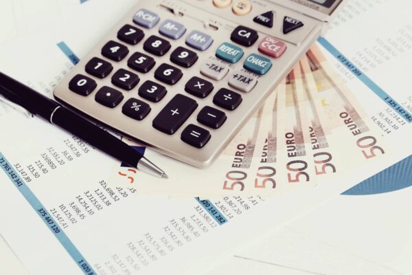 Οι υποχρεώσεις που πρέπει να κλείσουν άμεσα: ΕΝΦΙΑ, φόρος εισοδήματος, επιστρεπτέα