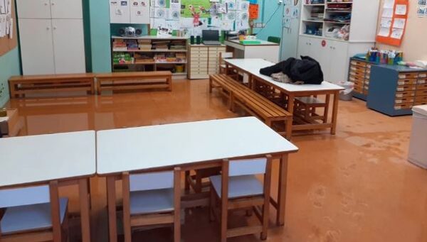 Κακοκαιρία: Τραγικές εικόνες – Πλημμύρισε νηπιαγωγείο στην Καλλιθέα