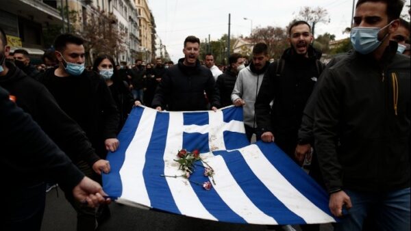 Πολυτεχνείο: Σε εξέλιξη η πορεία για την 48η επέτειο – Kλειστοί οι δρόμοι
