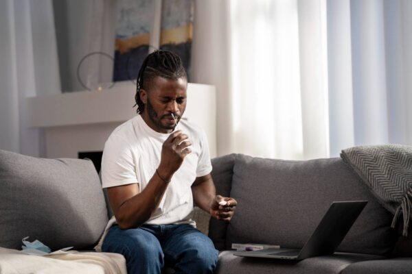 Υπουργείο εργασίας: Ποιό τεστ πρέπει να κάνει ο εργαζόμενος που νοσεί