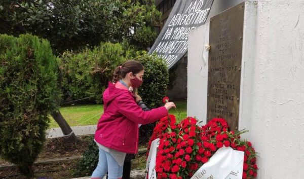 Πολυτεχνείο: Μαθητές στη Θεσσαλονίκη συγκίνησαν με Ρίτσο και Θεοδωράκη