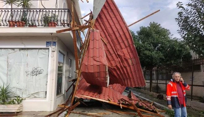 Κακοκαιρία: Μεγάλες ζημίες στη Ζάκυνθο – Ξηλώθηκε σκέπαστρο σχολείου