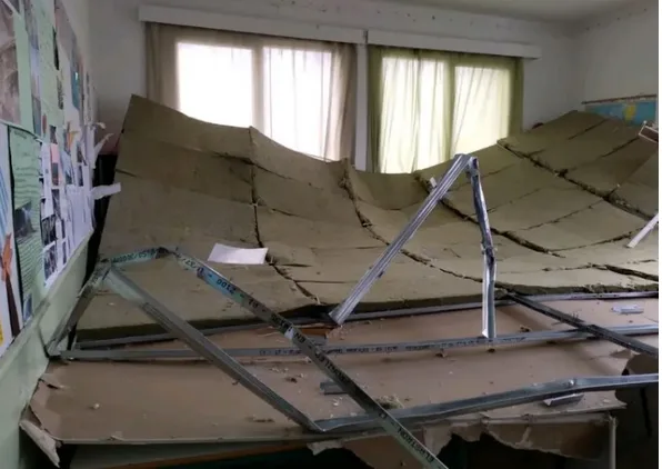 Έπεσε οροφή σε αίθουσα σχολείου – Απίστευτες εικόνες